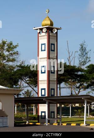 Bandar Sahabat, Sabah, Malaysia: Das Minarett von Masjid Bandar Sahabat, der Moschee der Stadt Sahabat Stockfoto