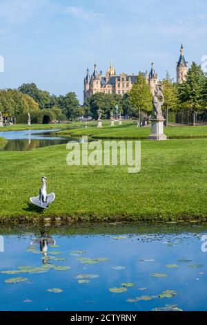 Schönes Märchenschloss in Schwerin an einem Sommertag Stockfoto