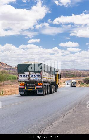 Ein großer Lastwagen, der auf der Mombasa Autobahn unterwegs ist und Waren transportiert, Kenia Stockfoto