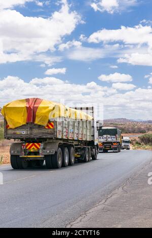 Ein großer Lastwagen, der auf der Mombasa Autobahn unterwegs ist und Waren transportiert, Kenia Stockfoto