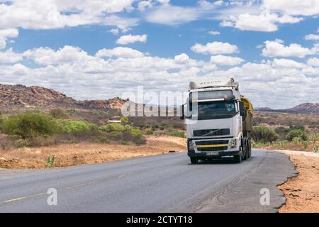 Ein großer Lastwagen, der auf der Mombasa Autobahn unterwegs ist und Waren transportiert, Kenia Stockfoto