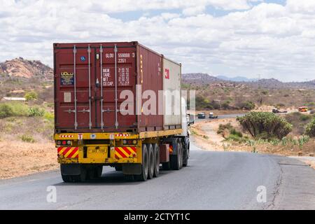 Ein großer Lastwagen, der auf der Mombasa Autobahn unterwegs ist und Waren transportiert, Kenia Stockfoto