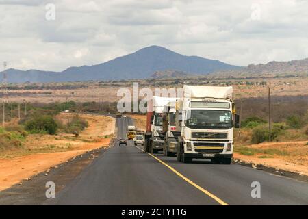 Große Lastwagen fahren entlang der Autobahn Mombasa Güterverkehr, Kenia Stockfoto