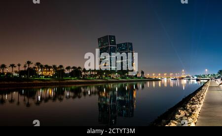 Hintergrundbild von katars lusail City Wahrzeichen während des Sonnenuntergangs. Stockfoto