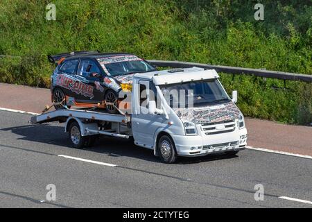 Chip & Ding Ltd Vehicular Verkehr Moving Fahrzeuge, Autos, Fahrzeug fahren auf britischen Straßen, Ford Transit RWD LKW-Motoren, Autofahren auf der Autobahn M6 Straßennetz. Stockfoto