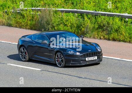 2012 5935cc schwarz Aston Martin DBS V12 Superleggera Touchtronic 5.2 Automatisches 2-Türer Coupé; Fahrzeugverkehr bewegte Fahrzeuge, Supercars, Fahrzeug fahren auf britischen Straßen, Motoren, Fahren auf der Autobahn M6 Straßennetz. Stockfoto