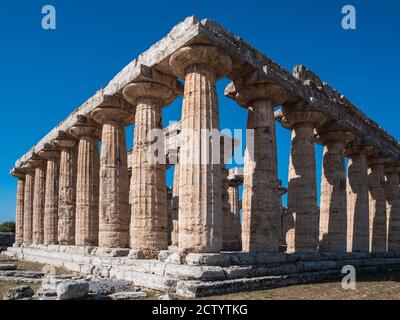 Archaischer Tempel oder erster Tempel von Hera in Paestum, Italien auch Basilika genannt, eine antike griechische Tempelruine mit dorischen Säulen Stockfoto