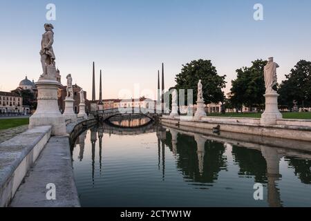 Prato della Valle Platz in Padua, Italien mit Brücke und Obelisken am frühen Morgen Stockfoto