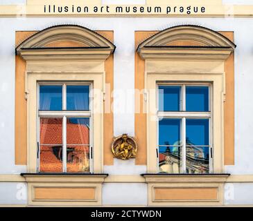 PRAG, TSCHECHISCHE REPUBLIK - 18. JULI 2019: Schild über dem Illusionskunstmuseum Prag in Staromestske nam Stockfoto