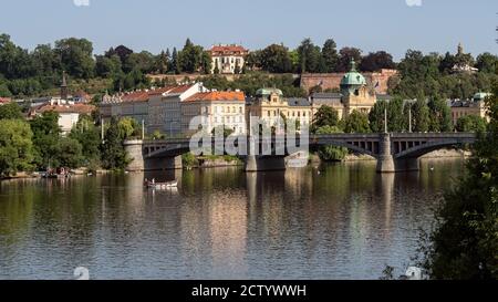 PRAG, TSCHECHISCHE REPUBLIK - 18. JULI 2019: Die Manesuv-Brücke über die Moldau Stockfoto