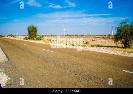 Highway, Pfad, Straße in der Wüste von Rajasthan, Indien, Straße durch eine Landschaft, Jaisalmer, Rajasthan Stockfoto