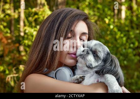 Oung Frau mit ihrem niedlichen Shih Tzu. Stockfoto