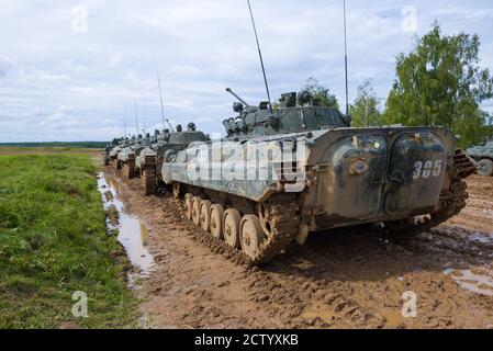 ALABINO, RUSSLAND - 27. AUGUST 2020: Konvoi von BMP-3 am Ausgang der Deponie. Fragment des militärischen internationalen Forums 'Army-2020' Stockfoto