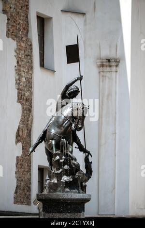 PRAG, TSCHECHISCHE REPUBLIK - 18. JULI 2019: Statue des Heiligen Georg auf der Prager Burg Stockfoto