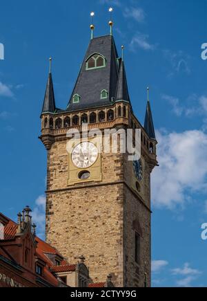 PRAG, TSCHECHISCHE REPUBLIK - 18. JULI 2019: Blick auf den Alten Rathausturm (Staromestska Radnice) Stockfoto