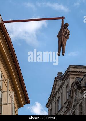 PRAG, TSCHECHISCHE REPUBLIK - 18. JULI 2019: Mann, der die Statue aushängend (von David Cerny) Stockfoto