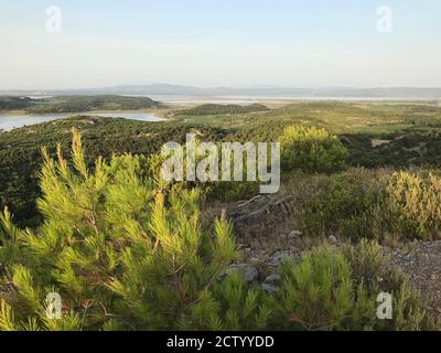 Eindrücke bilden das Massiv de la clape, ein kleines Kalksteinhügelgebiet in der Nähe von Gruissan Stockfoto