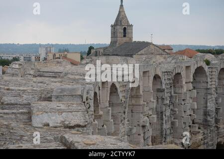 Faszinierende Bögen auf der oberen Ebene des antiken römischen Amphitheaters in Arles, Frankreich Stockfoto