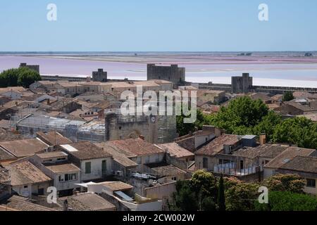 Blick von der mittelalterlichen Stadtmauer von Aigues Mortes in südfrankreich in Richtung der Salzwiesen der salinen wo Natürliches Salz wird geerntet Stockfoto