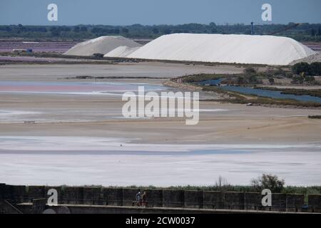 Blick von der mittelalterlichen Stadtmauer von Aigues Mortes in südfrankreich in Richtung der Salzwiesen der salinen wo Natürliches Salz wird geerntet Stockfoto