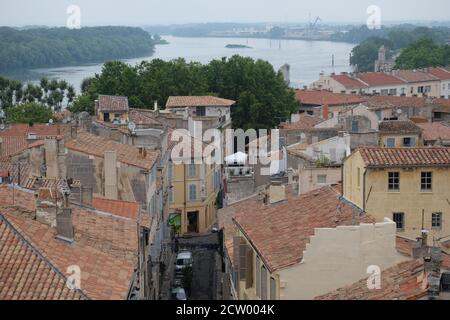 Dächer der mittelalterlichen Innenstadt von Arles im Süden Frankreich und die Rhone im Hintergrund Stockfoto