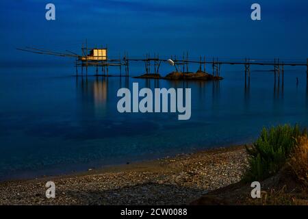 Trabocco in der Nacht im Meeresschutzgebiet von Punta Aderci. Vasto, Abruzzen, Italien, Europa Stockfoto