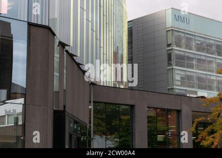 Geschäftsschulgebäude der Manchester Metropolitan University und Studentendrehscheibe mit MMU-Logo. Manchester Großbritannien. Stockfoto