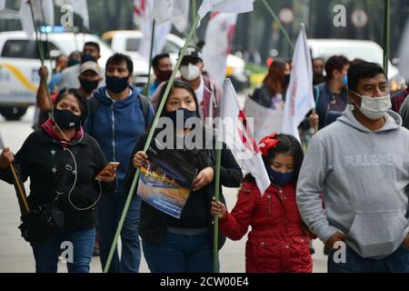 Mexiko-Stadt, Mexiko. September 2020. MEXIKO-STADT, MEXIKO - SEPTEMBER 25: Traders Union nehmen an einer Demonstration Teil, um die Wiederaufnahme ihrer Außengeschäfte zu fordern, wegen der Coronavirus-Pandemie, die Straßenverkäufe wurden ausgesetzt und sie müssen arbeiten, weil ihre Wirtschaft durch die Sperrung am 25. September 2020 in Mexiko-Stadt, Mexiko, beeinträchtigt wurde. Kredit: Carlos Tischler/Eyepix Gruppe/Der Fotozugang Gutschrift: Der Fotozugang/Alamy Live Nachrichten Stockfoto