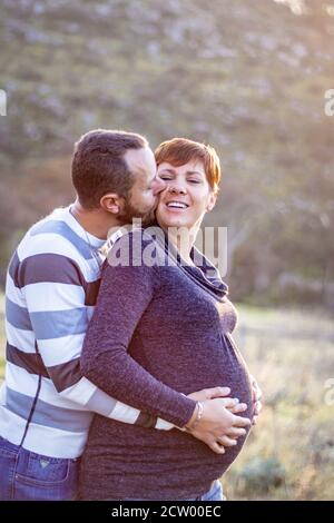 Mutterschaft Fotoshooting, ein Vater und eine schwangere Mutter ein Herz mit den Händen auf dem Bauch der Mutter, Kapstadt, Südafrika Stockfoto