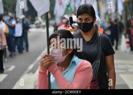 Mexiko-Stadt, Mexiko. September 2020. MEXIKO-STADT, MEXIKO - SEPTEMBER 25: Traders Union nehmen an einer Demonstration Teil, um die Wiederaufnahme ihrer Außengeschäfte zu fordern, wegen der Coronavirus-Pandemie, die Straßenverkäufe wurden ausgesetzt und sie müssen arbeiten, weil ihre Wirtschaft durch die Sperrung am 25. September 2020 in Mexiko-Stadt, Mexiko, beeinträchtigt wurde. Kredit: Carlos Tischler/Eyepix Gruppe/Der Fotozugang Gutschrift: Der Fotozugang/Alamy Live Nachrichten Stockfoto