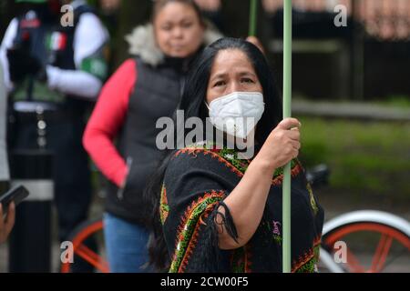 Mexiko-Stadt, Mexiko. September 2020. MEXIKO-STADT, MEXIKO - SEPTEMBER 25: Traders Union nehmen an einer Demonstration Teil, um die Wiederaufnahme ihrer Außengeschäfte zu fordern, wegen der Coronavirus-Pandemie, die Straßenverkäufe wurden ausgesetzt und sie müssen arbeiten, weil ihre Wirtschaft durch die Sperrung am 25. September 2020 in Mexiko-Stadt, Mexiko, beeinträchtigt wurde. Kredit: Carlos Tischler/Eyepix Gruppe/Der Fotozugang Gutschrift: Der Fotozugang/Alamy Live Nachrichten Stockfoto