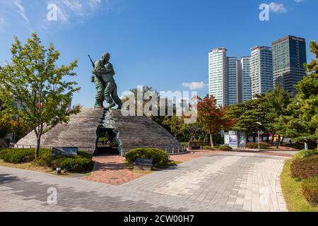 Seoul, Südkorea - 19. Oktober 2017: Die 'Statue der Brüder' im Kriegsdenkmal des Korea Museums, Yongsan-dong, Seoul, Südkorea Stockfoto