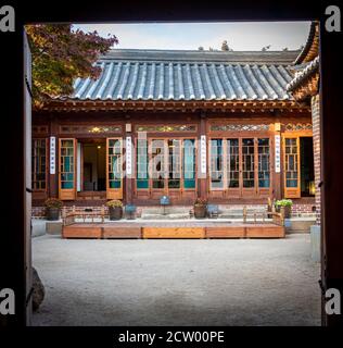 Seoul, Südkorea - 19. Oktober 2017: Innenhof eines Museums im Bukchon Hanok Village in Seoul, Südkorea Stockfoto