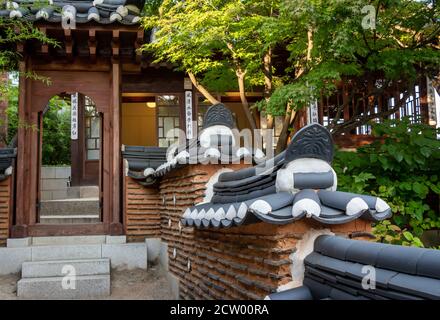 Seoul, Südkorea - 19. Oktober 2017: Koreanische Architekturwand und Torbogen im Bukchon Hanok Village, Seoul, Südkorea Stockfoto