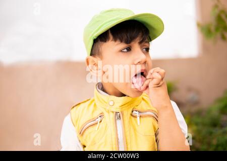 Cut kleinen Jungen Spaß, ragt aus seiner Zunge und macht lustig. Stockfoto