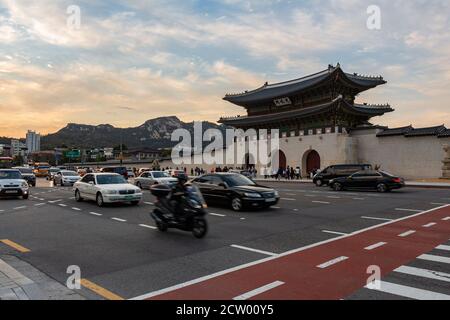 Seoul, Südkorea - 19. Oktober 2017: Gwanghwamun Tor am Gyeongbokgung Palast bei Sonnenuntergang, durch den Verkehr am Sajik-ro, Seoul, Südkorea Stockfoto