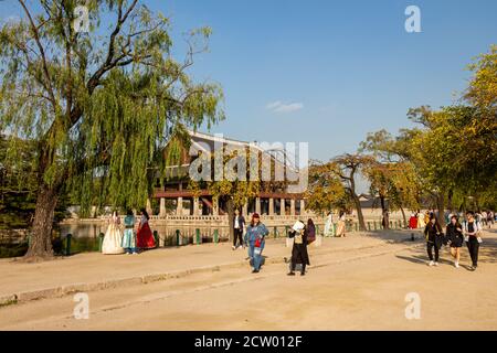 Seoul, Südkorea - 19. Oktober 2017: Touristen zu Fuß durch Gyeongbokgung Palast, Seoul, Südkorea Stockfoto