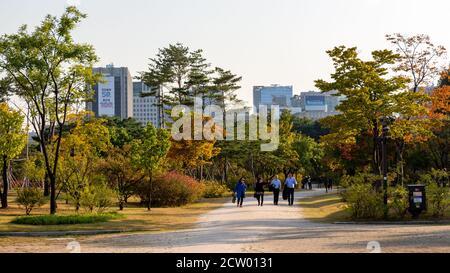 Seoul, Südkorea - 19. Oktober 2017: Touristen, die durch die Gärten des Gyeongbokgung Palastes, Seoul, Südkorea, wandern Stockfoto