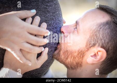 Mutterschaft Foto-Shooting, ein Vater und eine schwangere Mutter in einer sanften romantischen Umarmung küssen, Kapstadt, Südafrika Stockfoto
