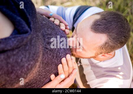 Mutterschaft Foto-Shooting, ein Vater und eine schwangere Mutter in einer sanften romantischen Umarmung küssen, Kapstadt, Südafrika Stockfoto