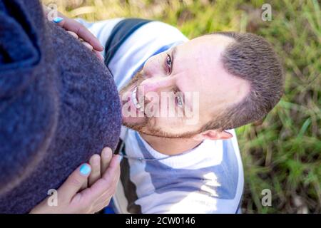 Mutterschaft Foto-Shooting, ein Vater und eine schwangere Mutter in einer sanften romantischen Umarmung küssen, Kapstadt, Südafrika Stockfoto