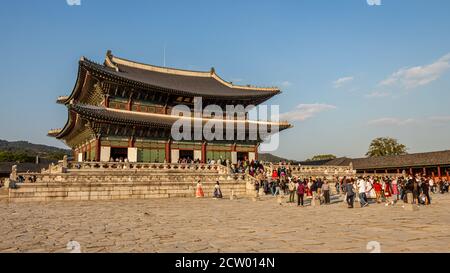 Seoul, Südkorea - 19. Oktober 2017: Touristen, die Schlange stehen, um den Gyeongbokgung Palast an einem Herbsttag in Seoul, Südkorea, zu betreten Stockfoto