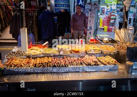 Seoul, Südkorea - 19. Oktober 2017: Koreanischer Street Food Stall im Myeongdong Shopping District bei Nacht in Seoul, Südkorea Stockfoto