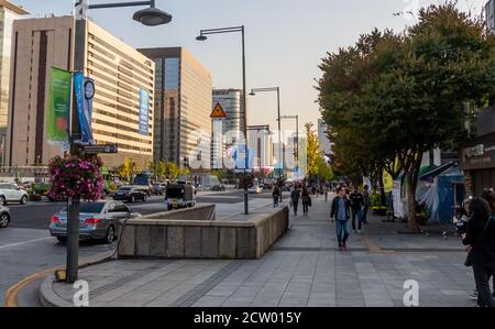 Seoul, Südkorea - 19. Oktober 2017: Am späten Nachmittag auf der Sejongno Straße am Gwanghwamun Platz an einem Herbsttag, Seoul, Südkorea Stockfoto