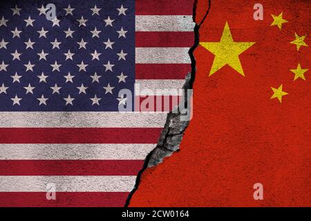 Konzept des Konflikts zwischen den Vereinigten Staaten von Amerika Und die Volksrepublik China mit bemalten Falken Eine Wand mit einem Riss Stockfoto