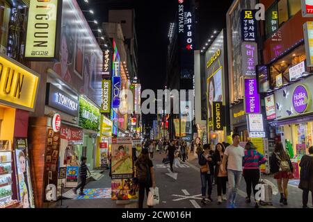 Seoul, Südkorea - 19. Oktober 2017: Myeongdong Einkaufsviertel bei Nacht in Seoul, Südkorea Stockfoto