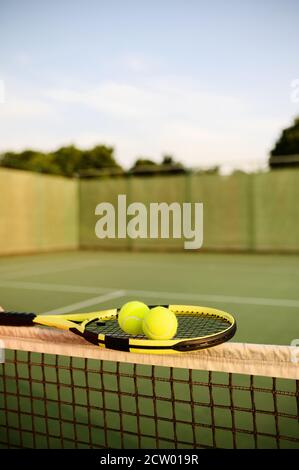 Tennisschläger und Bälle im Netz, Tennisplatz im Freien Stockfoto