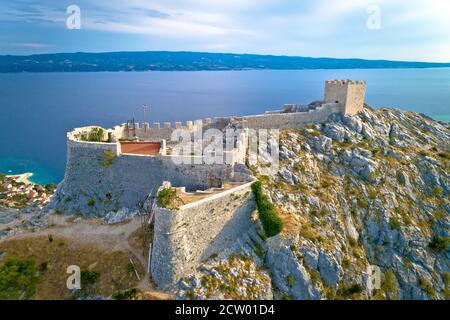 Starigrad Fortica Festung über Omis Luftbild, Dalmatien Region von Kroatien Stockfoto