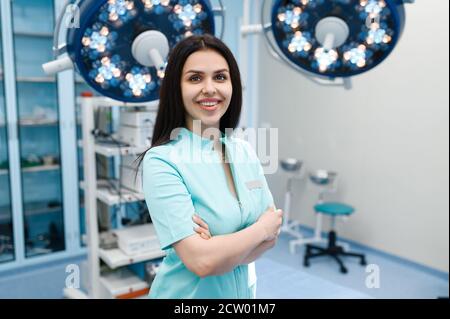 Lächelnde weibliche Chirurgen im Operationssaal Stockfoto