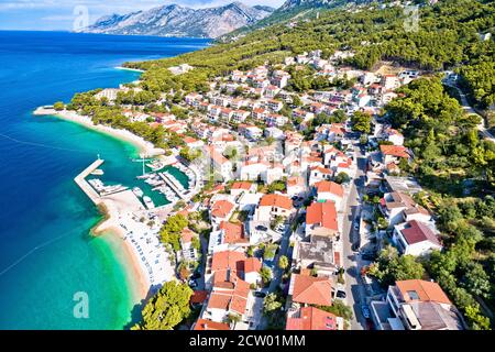 Luftaufnahme von Brela Strand und am Wasser auf Makarska riviera, Dalmatien Region von Kroatien Stockfoto